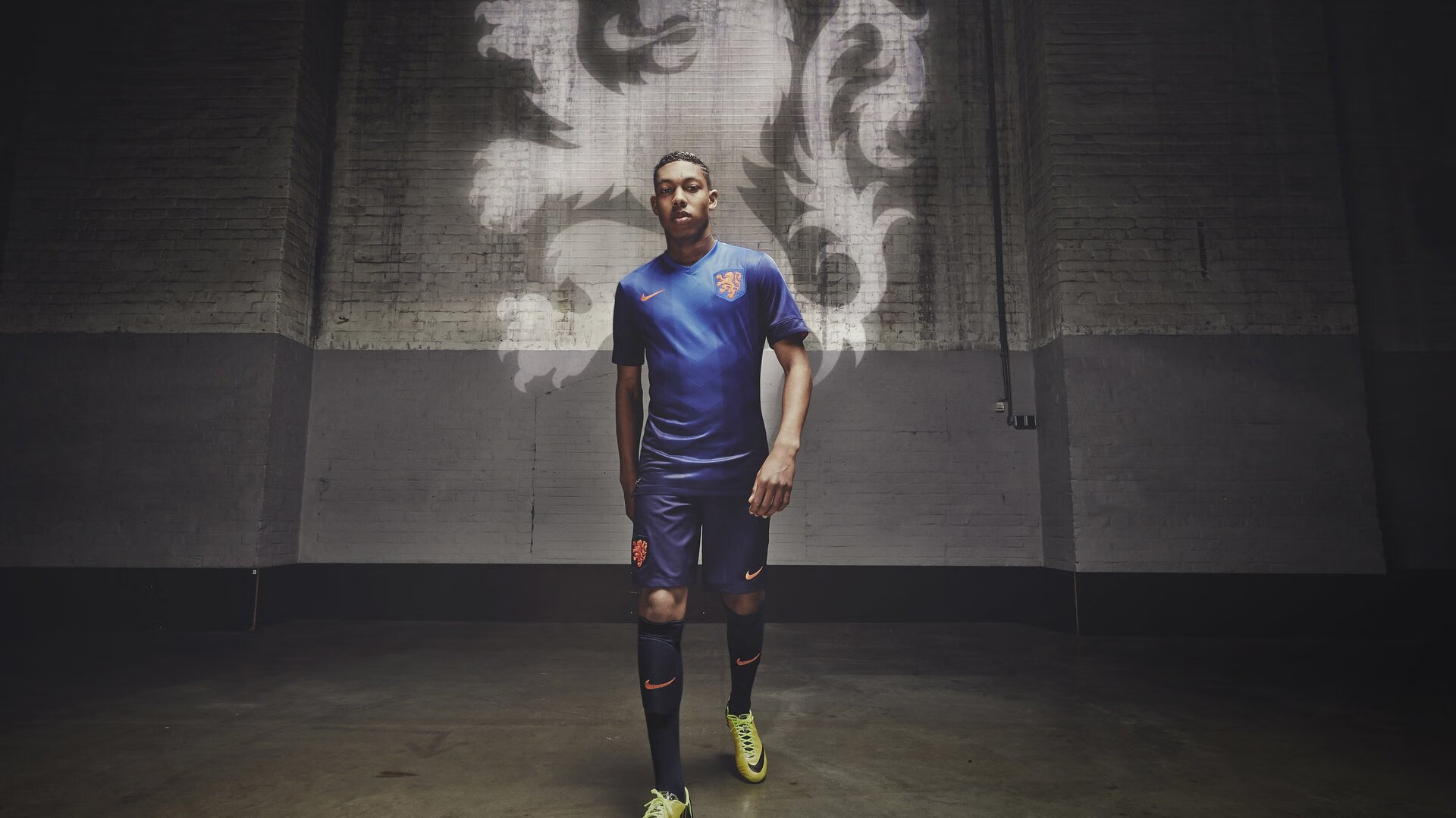 开云真人-职业联赛推动球员多技能培养增强比赛适应力，业余球员如何提高足球水平